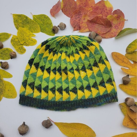 Hand Knit Handmade Hat Unisex Small Winter Beanie Green Yellow Geometric Cozy KT - Picture 1 of 4
